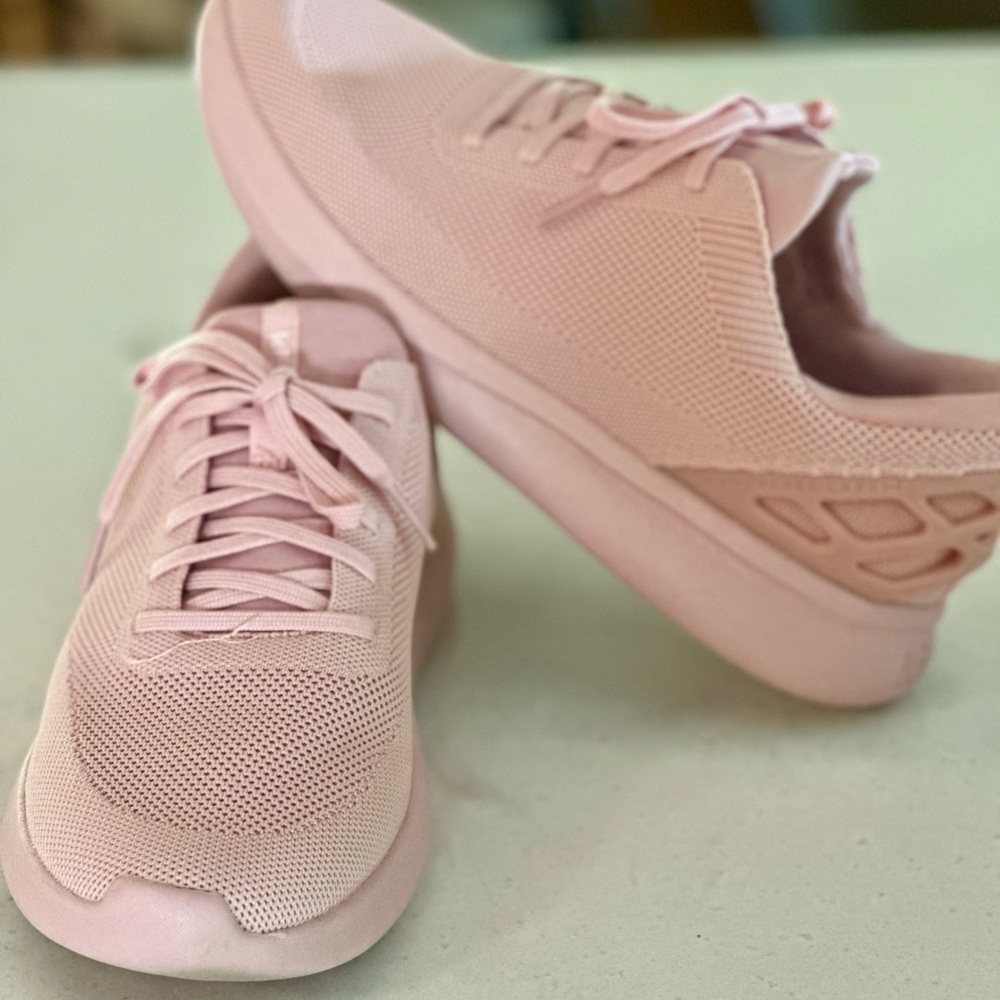 Kizik tennis shoes 39